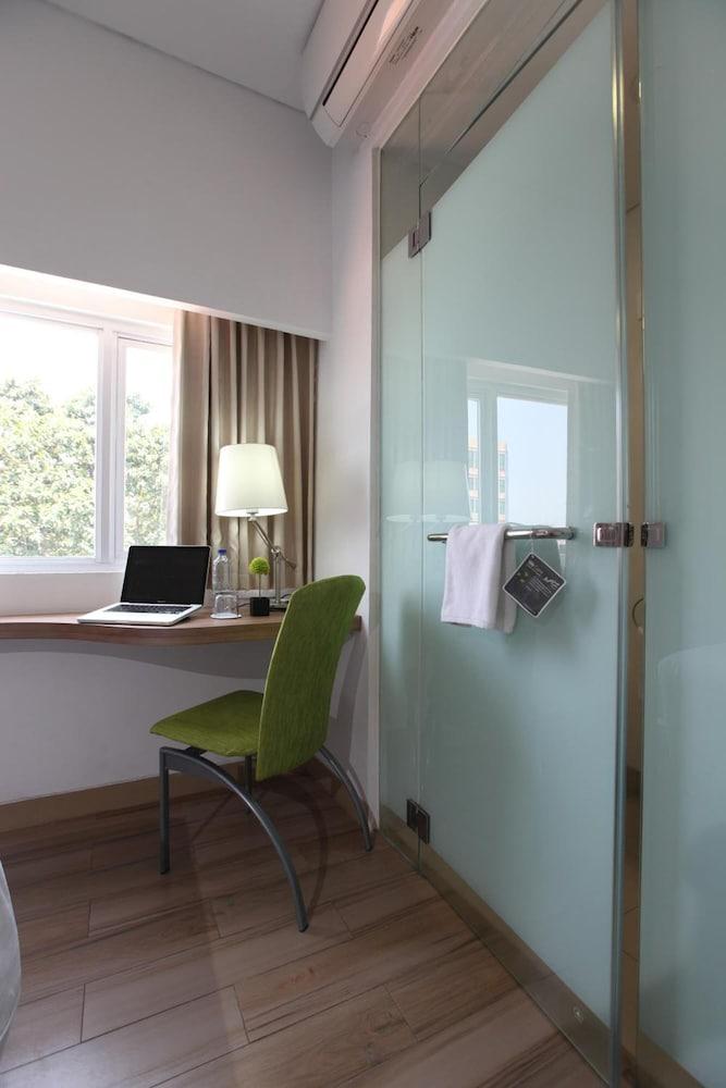 Whiz Hotel Cikini Jakarta Ngoại thất bức ảnh
