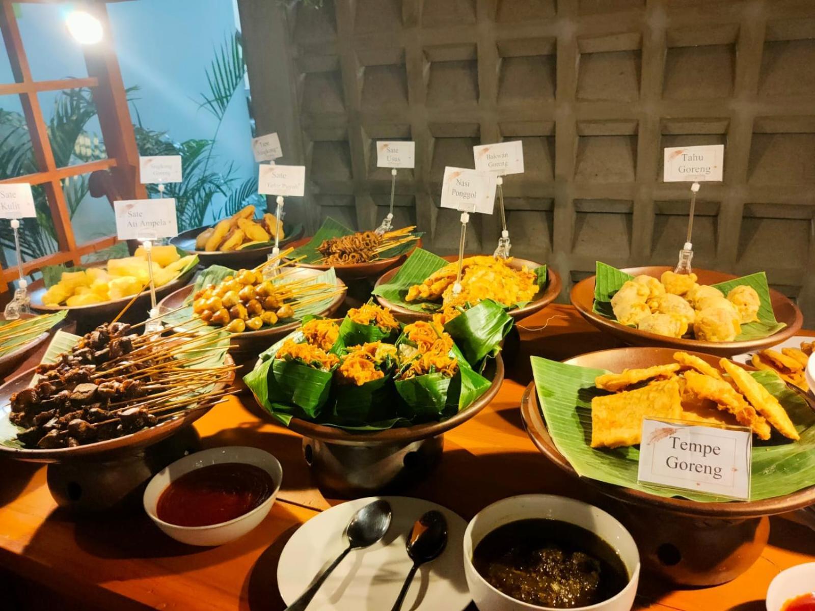 Whiz Hotel Cikini Jakarta Ngoại thất bức ảnh