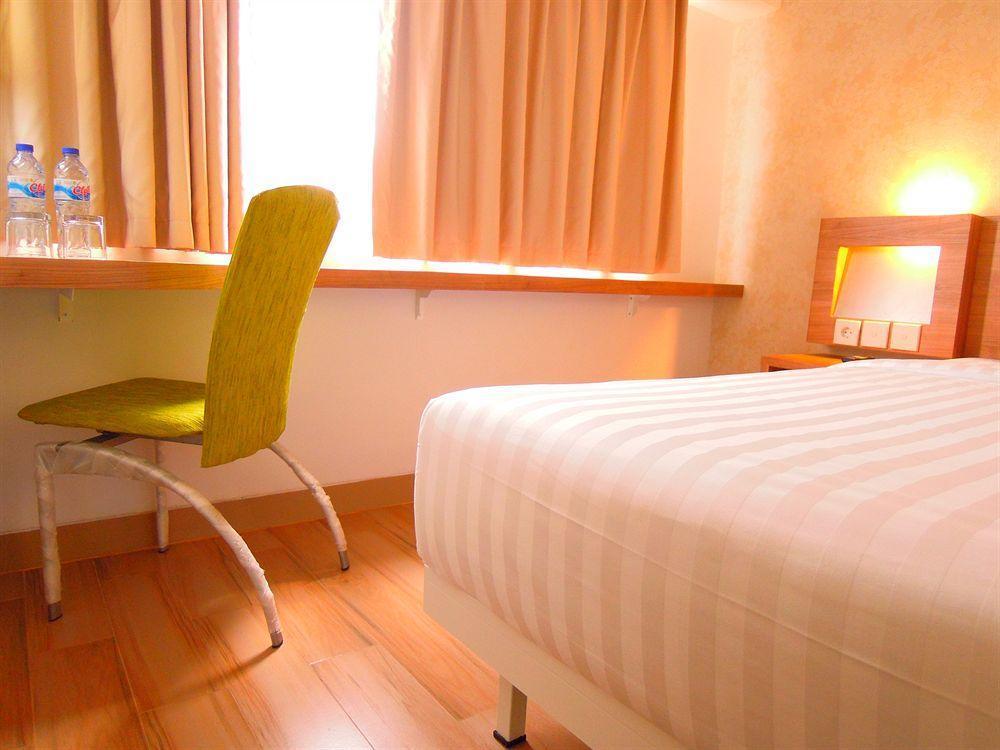 Whiz Hotel Cikini Jakarta Ngoại thất bức ảnh
