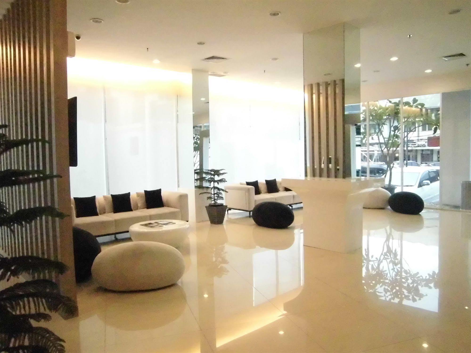 Whiz Hotel Cikini Jakarta Ngoại thất bức ảnh
