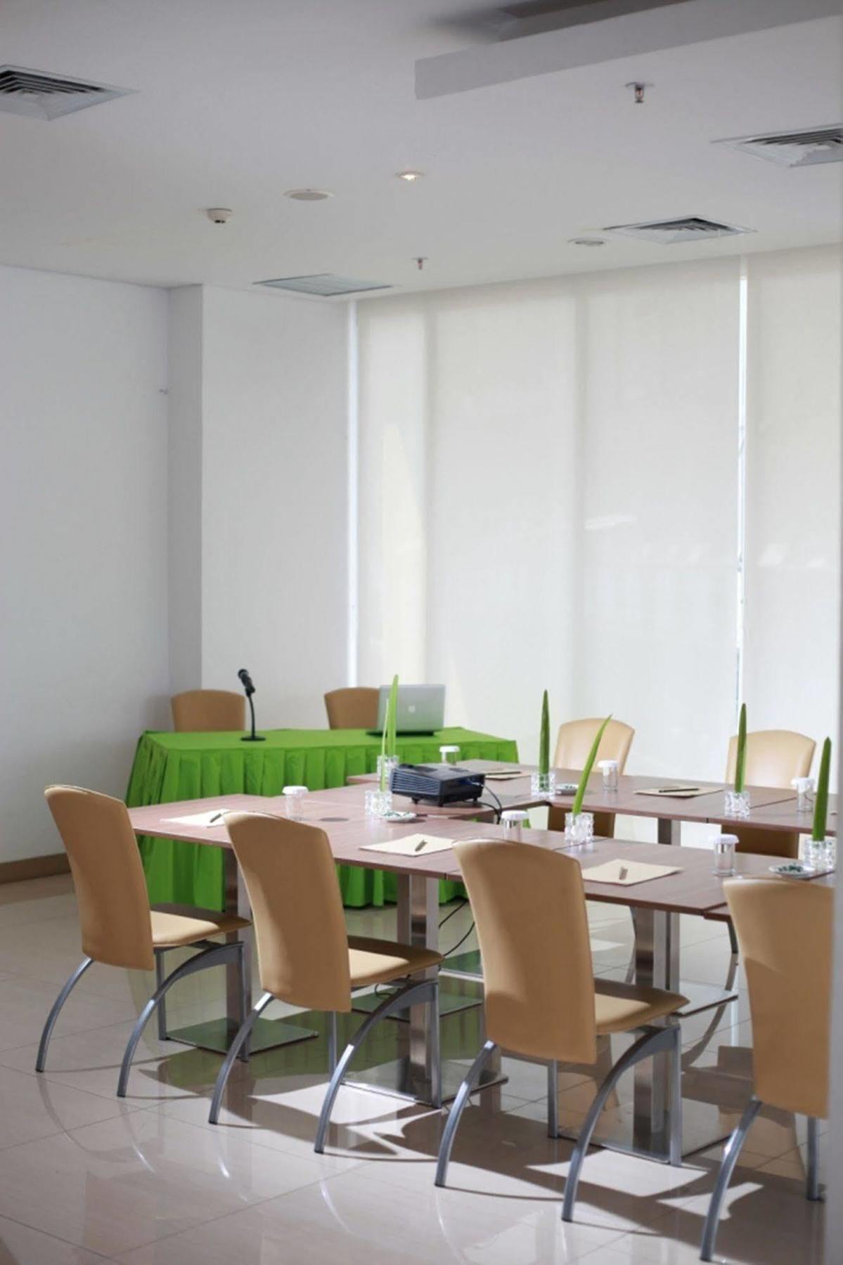 Whiz Hotel Cikini Jakarta Ngoại thất bức ảnh